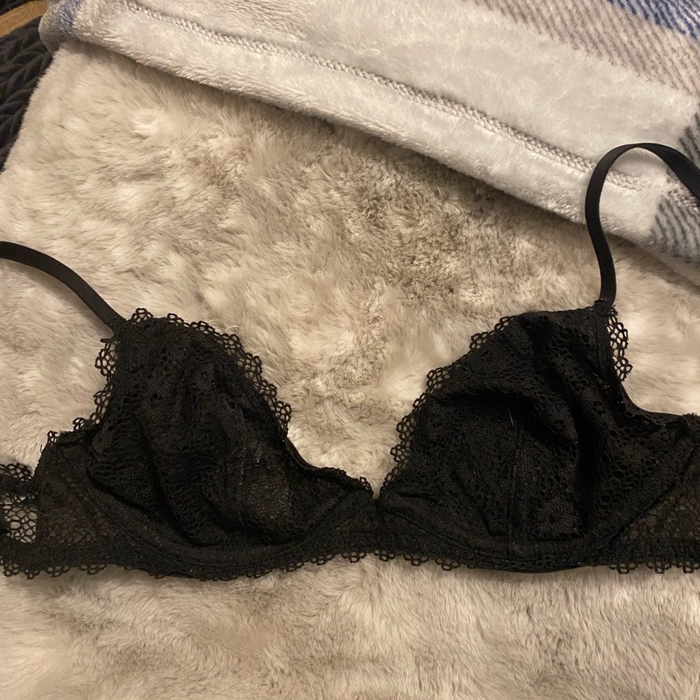 EUC Victoria’s secret Unlined Black Lace Bralette